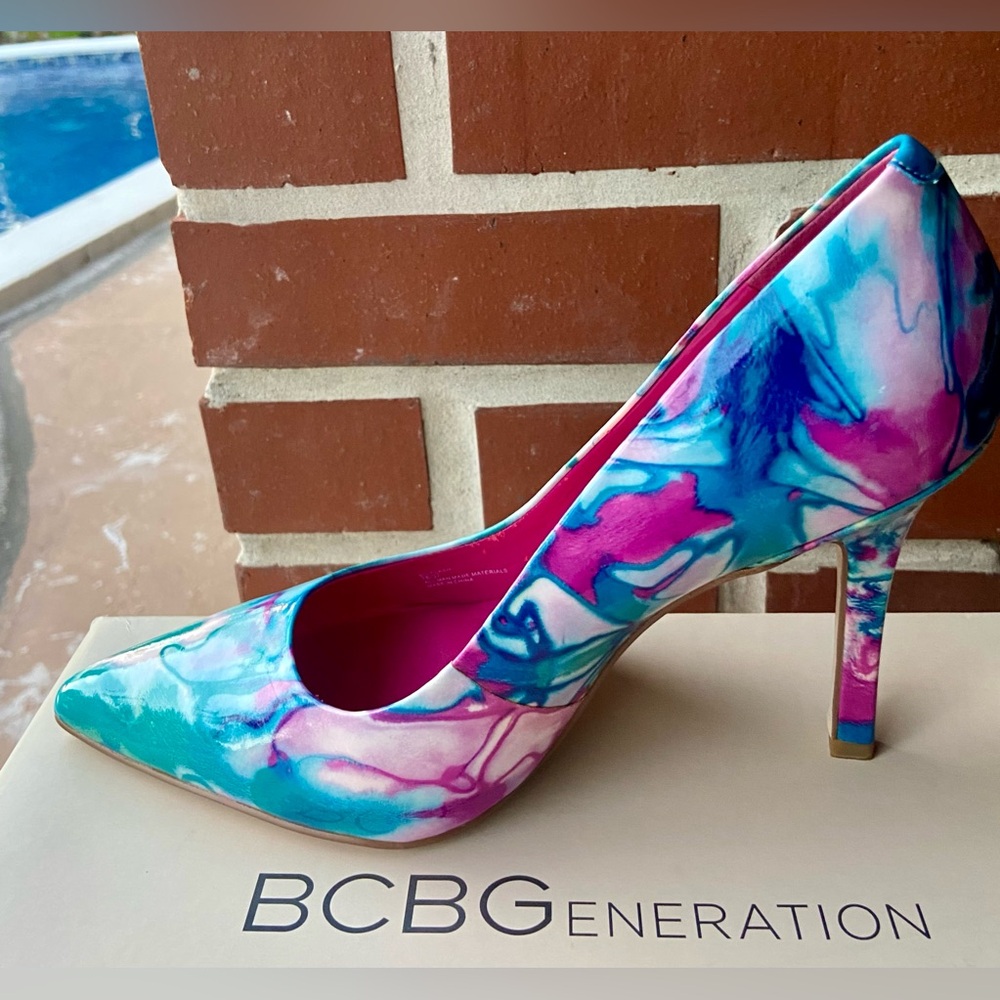 BCBGeneration AQUA BLUE TIE DYE PATENT LEATHER PUMPS — SIZE 7 — INTERIOR PEELING